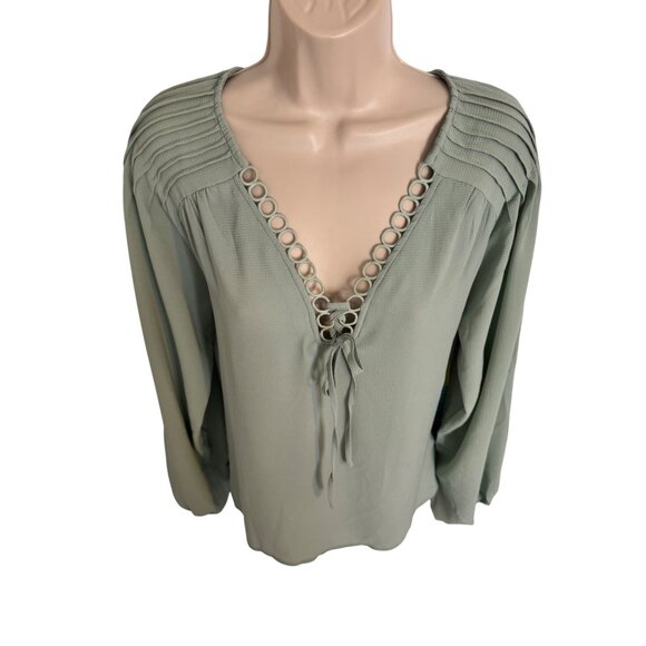 CeCe Circular Trim Pin Tuck Blouse Size Medium Textured Fabric NWT $79 Green - Picture 7 of 8